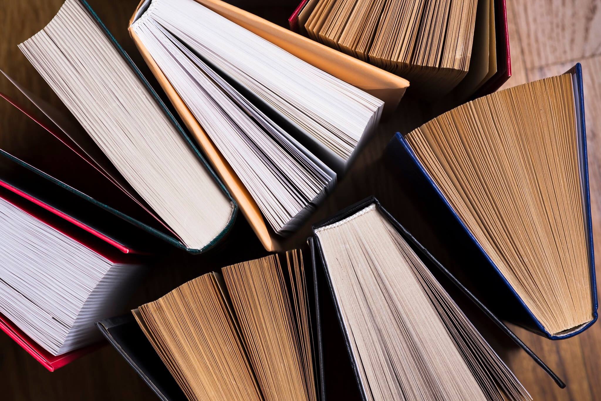 Книжные страницы сверху