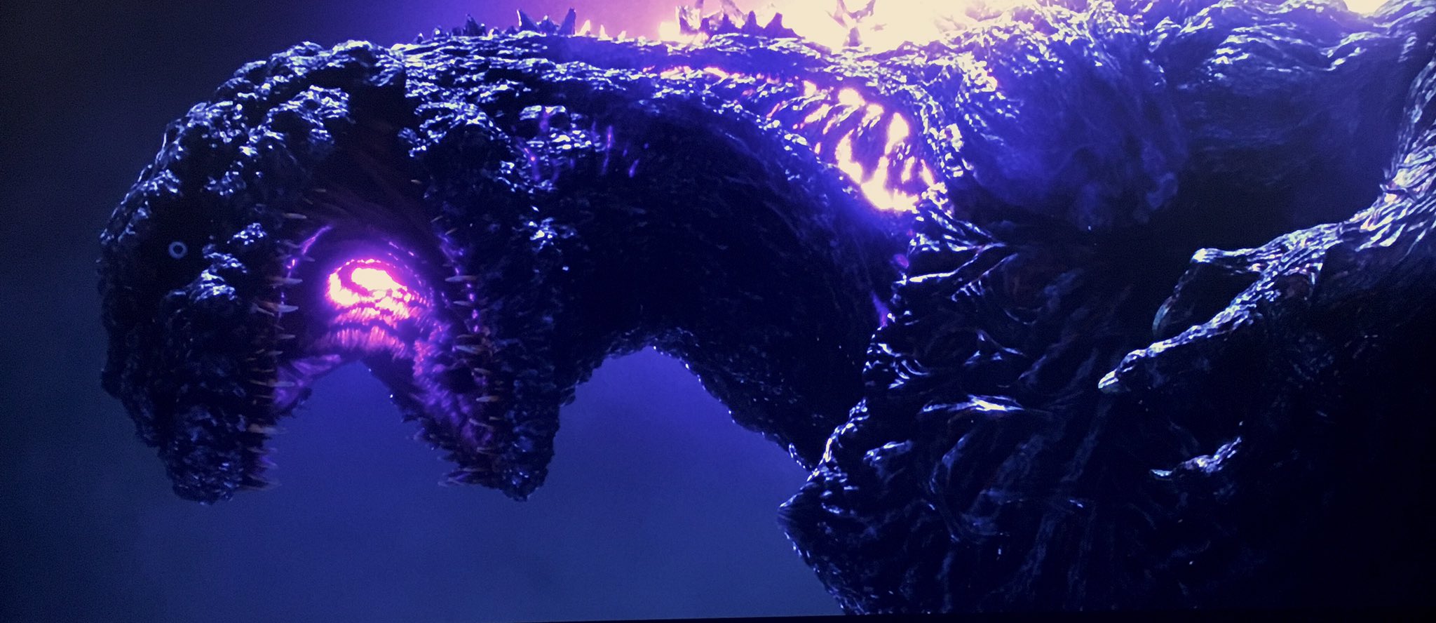 Pasin 4kシンゴジラ ナイトシーンの撮影はiphoneだと難しいのですが 大体こんな感じです