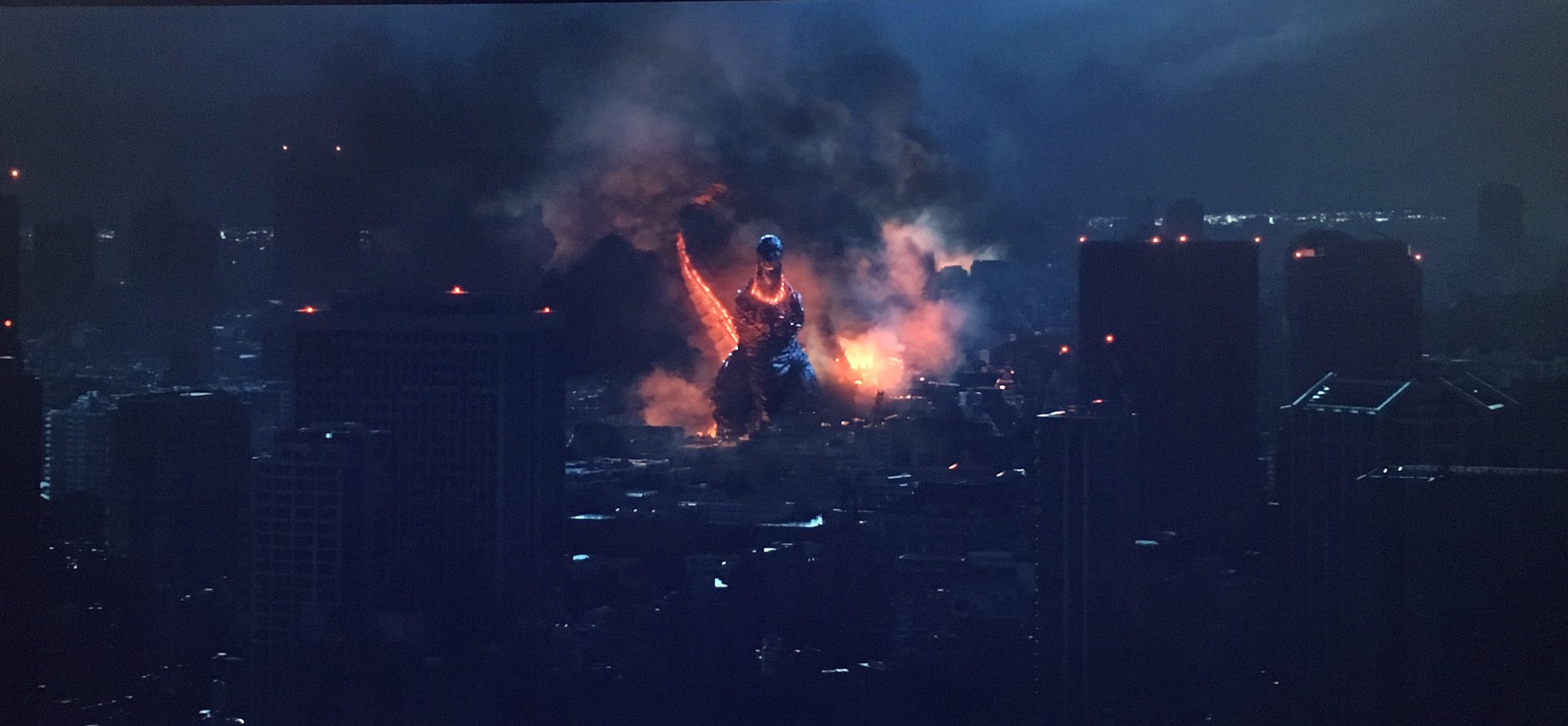 Pasin 4kシンゴジラ ナイトシーンの撮影はiphoneだと難しいのですが 大体こんな感じです