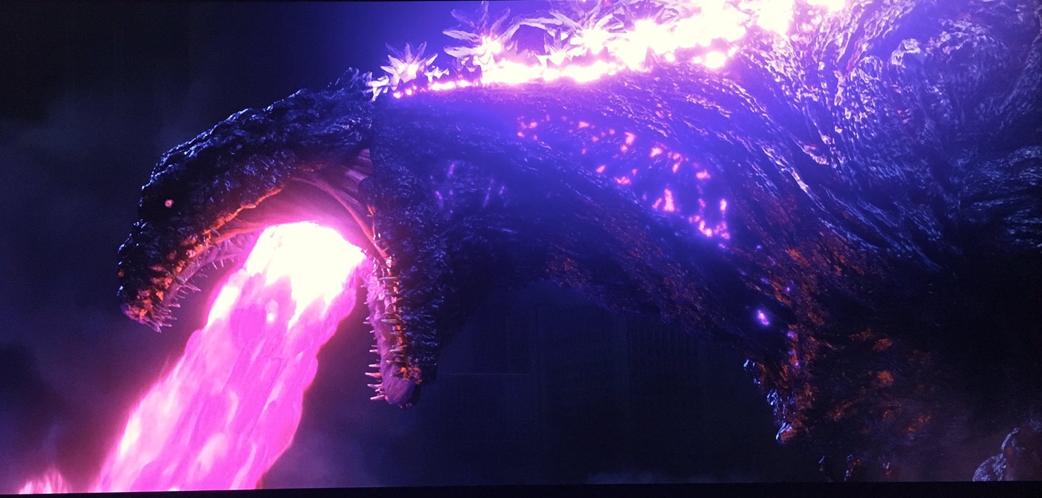 Pasin 4kシンゴジラ ナイトシーンの撮影はiphoneだと難しいのですが 大体こんな感じです