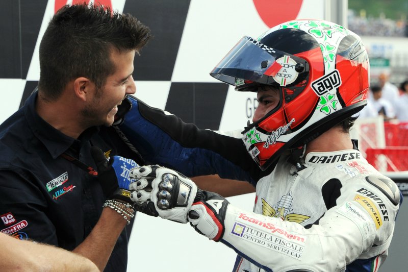 Team3570MTA's tweet photo. #JapaneseGP 🇯🇵 2012
Il nostro DS @aletonu19 sale sul 3° gradino del podio nel Mondiale #Moto3 con il #TeamItaliaFMI 🥉 https://t.co/eyPtbzlSdo