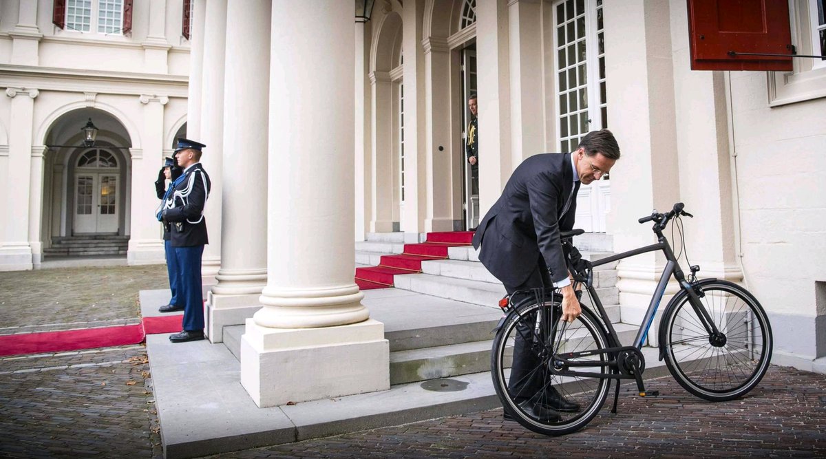 DutchUrbanIndex's tweet photo. Dutch PM Mark Rutte cycles to the palace to talk to the king. Mark locks his bike because he is afraid that the king steels his #bicycle. https://t.co/F86Xi6YnEA
