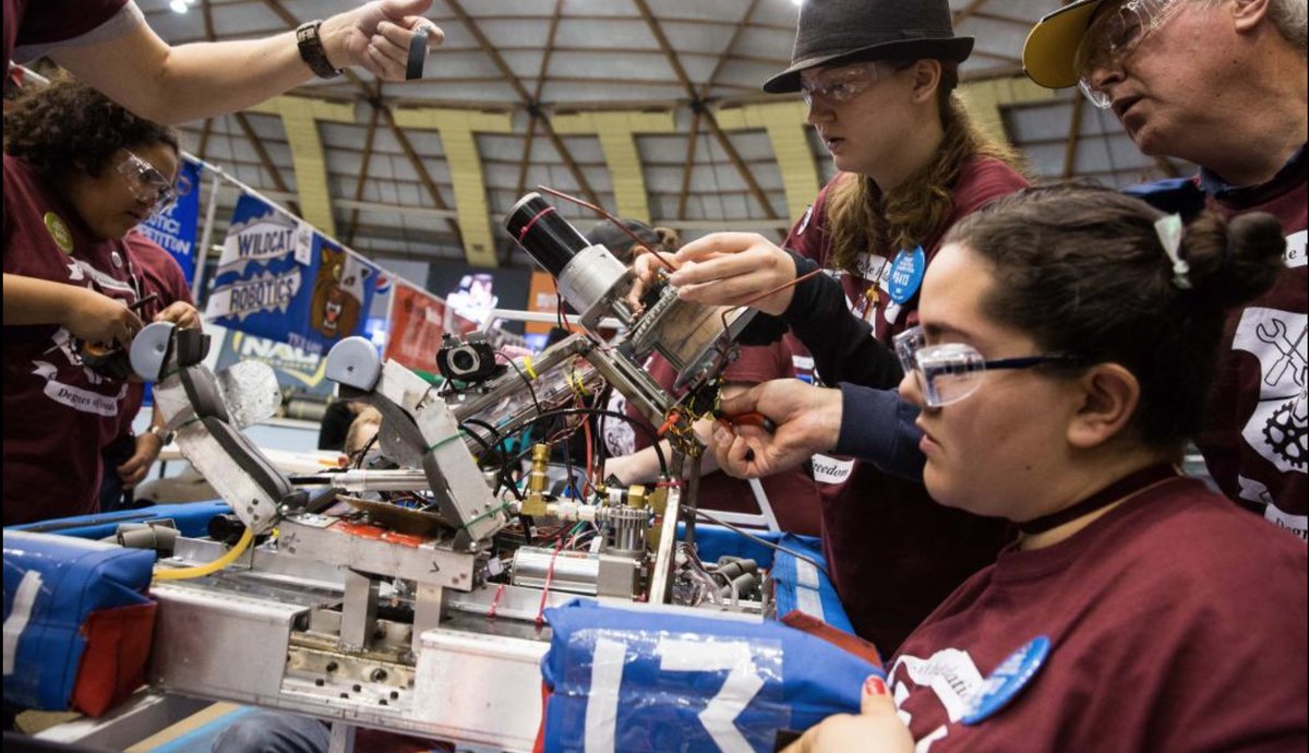 VJenJen's tweet image. #HispanicHeritage Day29 Mostly-Latina all-girls robotics team. "[They] get dirty&amp;amp; break things, &amp;amp;culturally,they'r swim'g upstream.” #stem