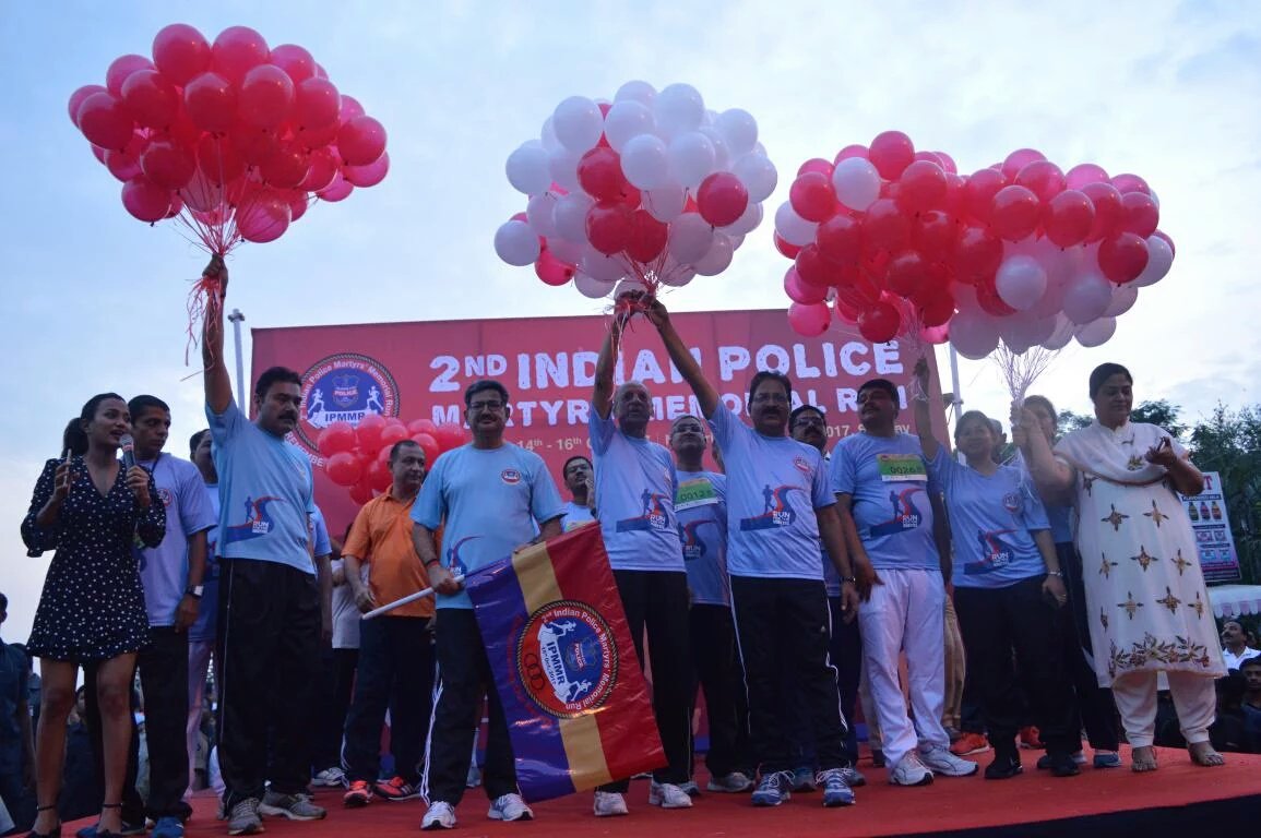 HiHyderabad's tweet photo. #Telangana Governor ESL Narasimhan Flags Off 2nd Indian Police Martyrs Memorial Run-2017 in #Hyderabad. #IPMMR @TelanganaDGP https://t.co/u44zLe9MCs