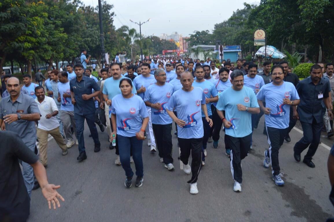 HiHyderabad's tweet photo. #Telangana Governor ESL Narasimhan Flags Off 2nd Indian Police Martyrs Memorial Run-2017 in #Hyderabad. #IPMMR @TelanganaDGP https://t.co/u44zLe9MCs