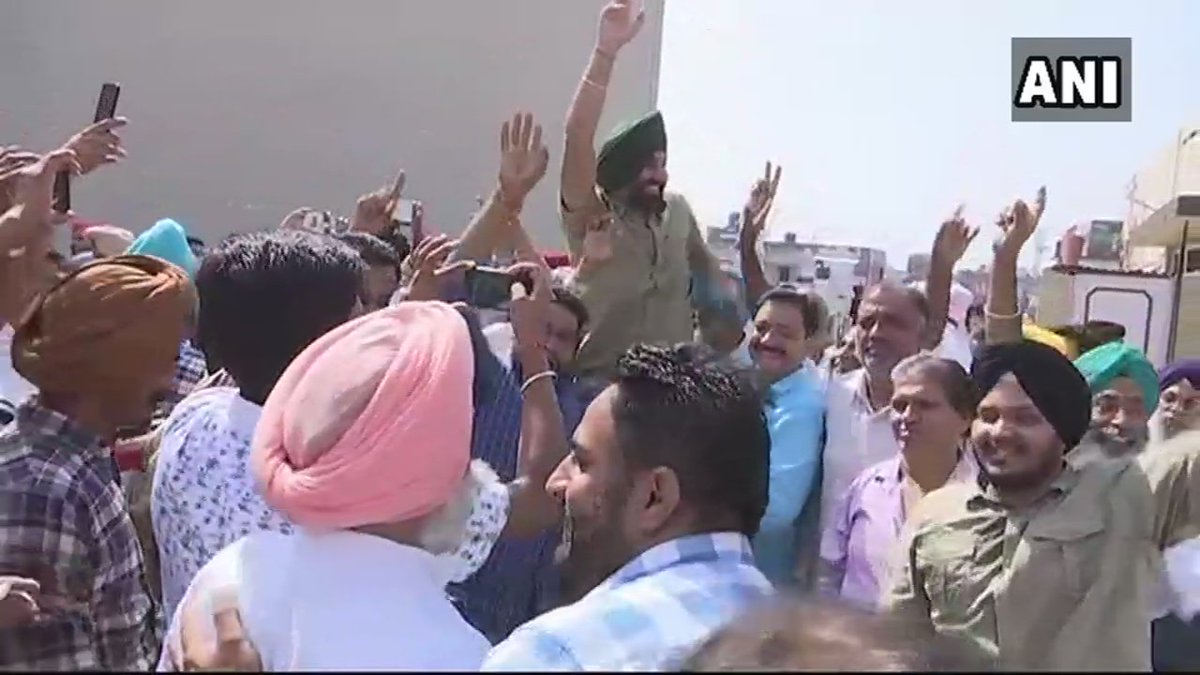 ANI's tweet photo. Punjab: Congress workers and leaders celebrate as party leads by more than 1 lakh votes in #GurdaspurLokSabhaBypoll https://t.co/gYlPec5EKG
