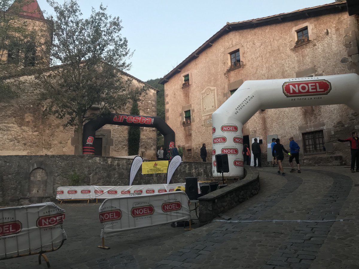 dp_fotografs's tweet photo. Tot preparat a Sant Privat. A les 9 comença la #vertikalm https://t.co/fMrU1u8RKT