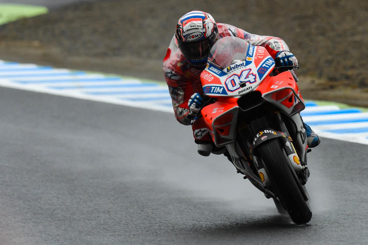 MotoGP's tweet photo. The duel of Champions: Dovizioso vs Marquez at Motegi

#JapaneseGP // REPORT 📰 https://t.co/P19gYohDNN https://t.co/jaEGPLY01w
