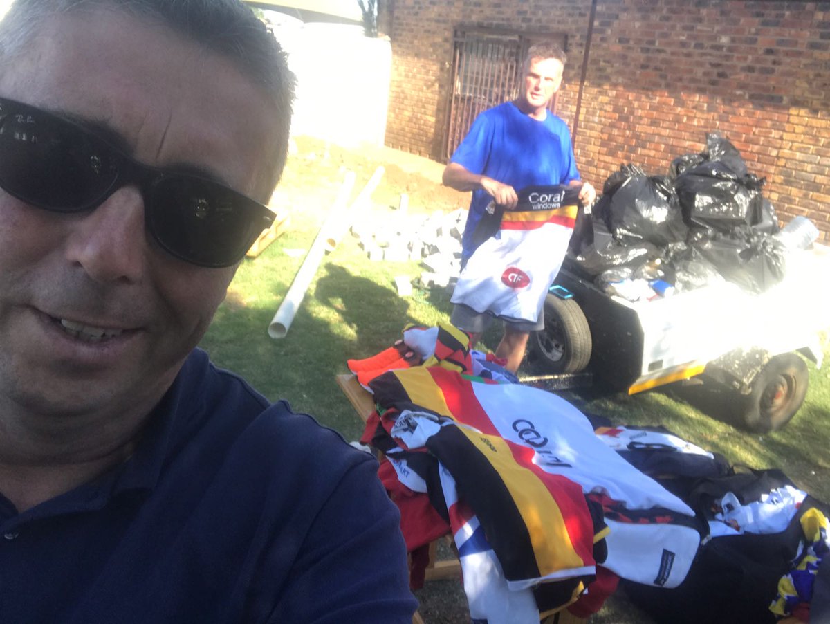 keyzee66's tweet photo. Early Sunday morning. Sorting out #kit4africa with @Cbibb67 . Waiting tor team 2 to arrive
#kit4africa 
#newrlfans https://t.co/DmQHiPJvqV