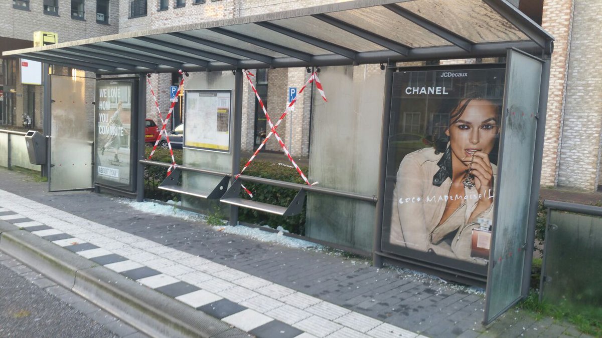 POL_VleutDMeern's tweet photo. Categorie zeer sneue acties. Meerdere ruiten bushaltes Vleuterweide gesloopt vrij-zat. Vannacht 1x arrestatie 16-jarige na topmelding getuige. Wie ook info? Svp 09008844. https://t.co/HUEL33Ufa8