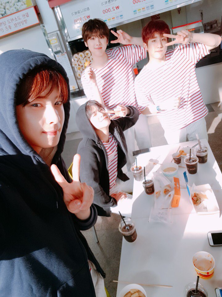 offclASTRO's tweet photo. 저희는 휴게소에서 맛있는거 먹어따요~^^ 
날씨도좋고 맛있는것도 먹고~ 
올라가는길에 자야징~💕🐶
#아스트로 #휴게소 #엠형과라키는 #차에서 #쿨쿨😴 https://t.co/7g8ZpQjUaQ