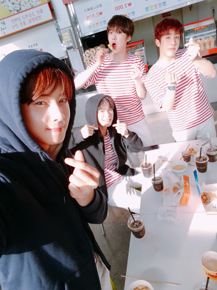 offclASTRO's tweet photo. 저희는 휴게소에서 맛있는거 먹어따요~^^ 
날씨도좋고 맛있는것도 먹고~ 
올라가는길에 자야징~💕🐶
#아스트로 #휴게소 #엠형과라키는 #차에서 #쿨쿨😴 https://t.co/7g8ZpQjUaQ