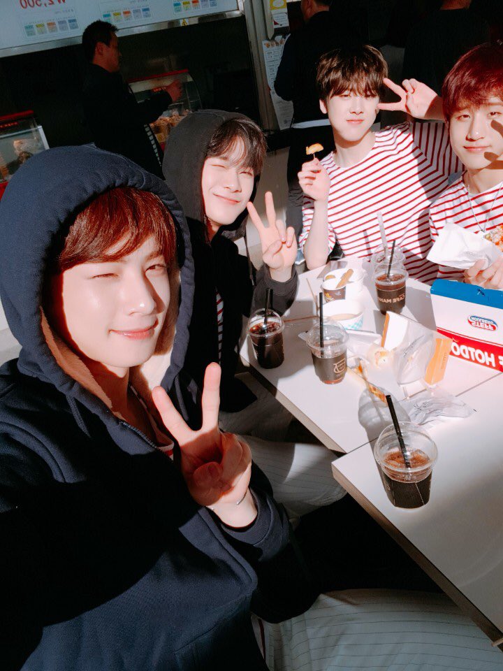 offclASTRO's tweet photo. 저희는 휴게소에서 맛있는거 먹어따요~^^ 
날씨도좋고 맛있는것도 먹고~ 
올라가는길에 자야징~💕🐶
#아스트로 #휴게소 #엠형과라키는 #차에서 #쿨쿨😴 https://t.co/7g8ZpQjUaQ
