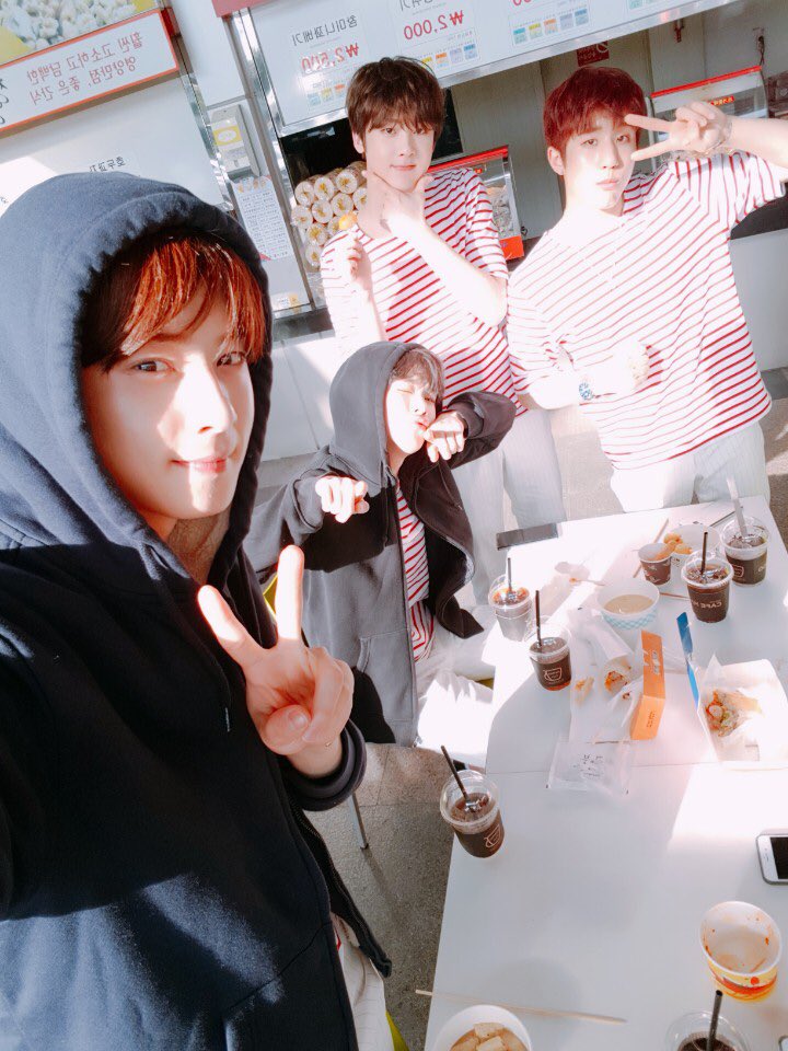 offclASTRO's tweet photo. 저희는 휴게소에서 맛있는거 먹어따요~^^ 
날씨도좋고 맛있는것도 먹고~ 
올라가는길에 자야징~💕🐶
#아스트로 #휴게소 #엠형과라키는 #차에서 #쿨쿨😴 https://t.co/7g8ZpQjUaQ