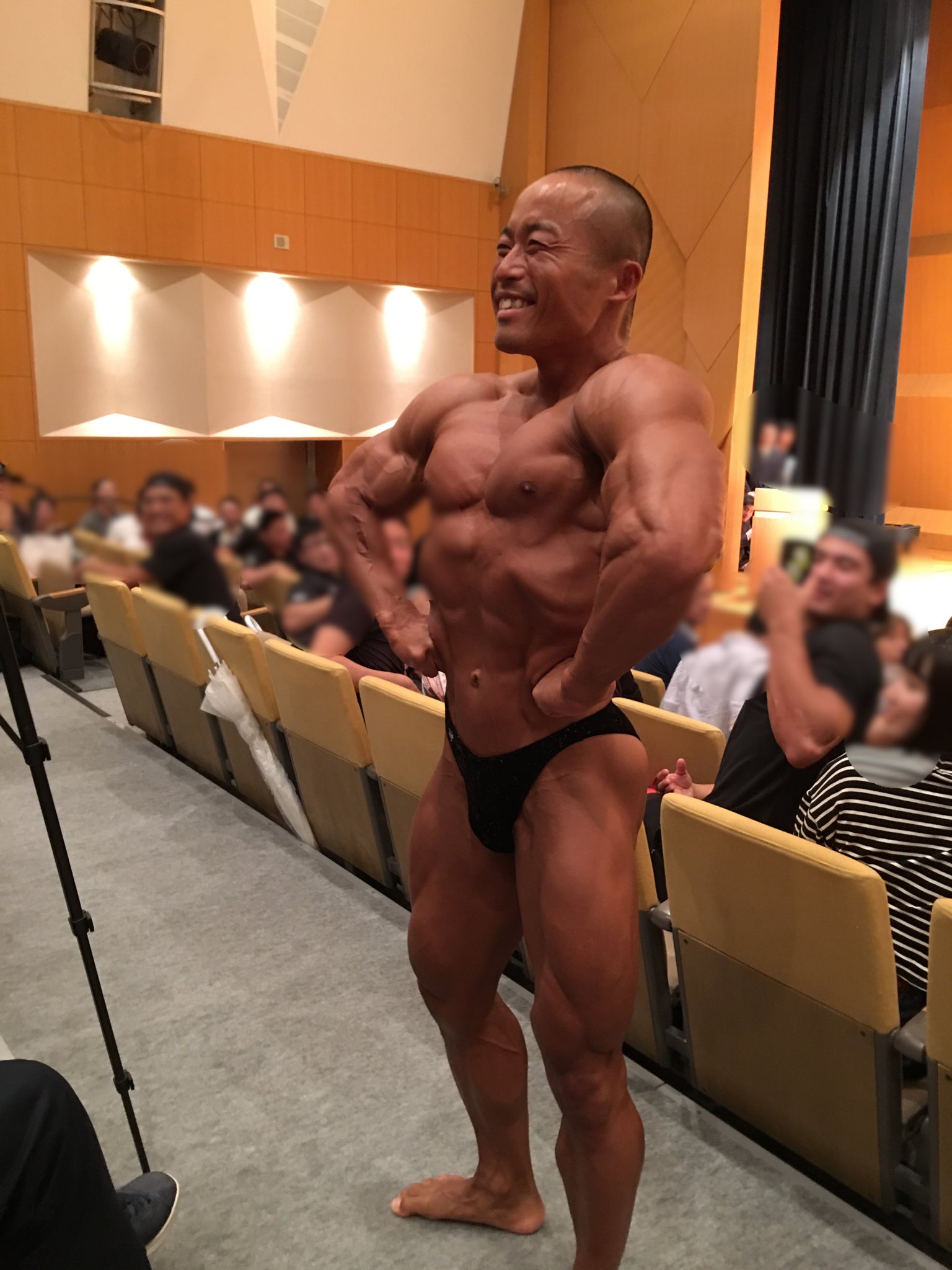 なこ マッチョテロ ゲストポーズは加藤直之選手 会場降りでファンサ最高かよ 関東学生ボディビル選手権大会