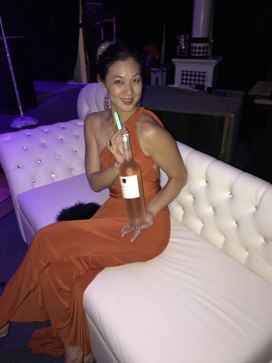 DrKathyLeeLV's tweet photo. Rose wine in exchange for a donation to charity?  Ok! 👍 #feltlikeroyalty #thejustoneproject https://t.co/iZj7fDo8g3