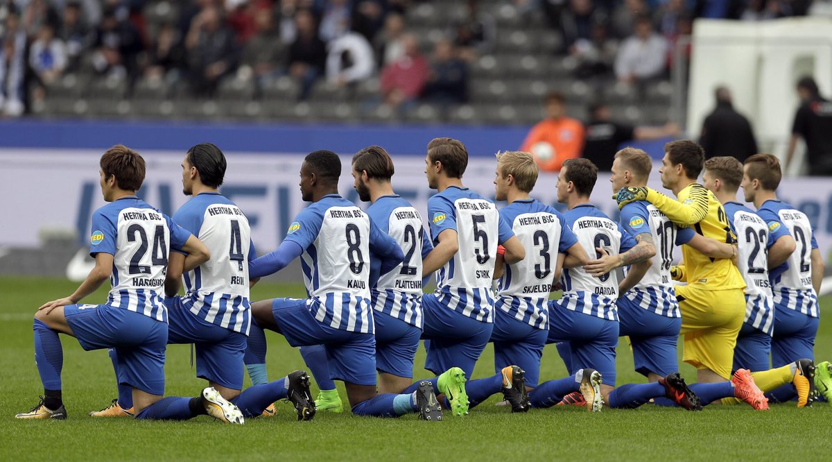 TourDuFootball's tweet photo. Les joueurs du Hertha Berlin, genou à terre au nom de l’égalité, avant leur match contre Schalke ! https://t.co/4OokK35AsX