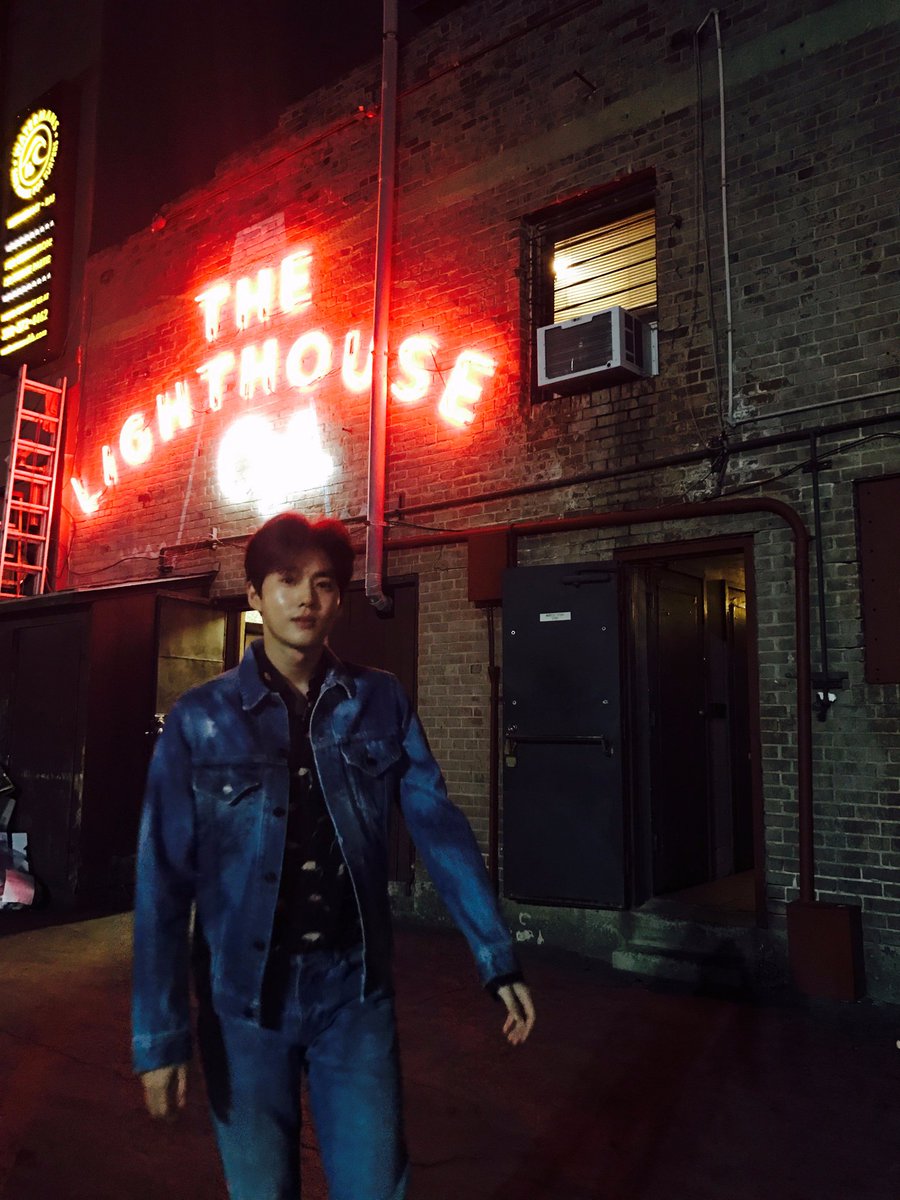 zkdef94's tweet photo. junmyeon is such a big fan of la la land he even went to the lighthouse cafe that was featured in the movie https://t.co/RaaytfnaOQ