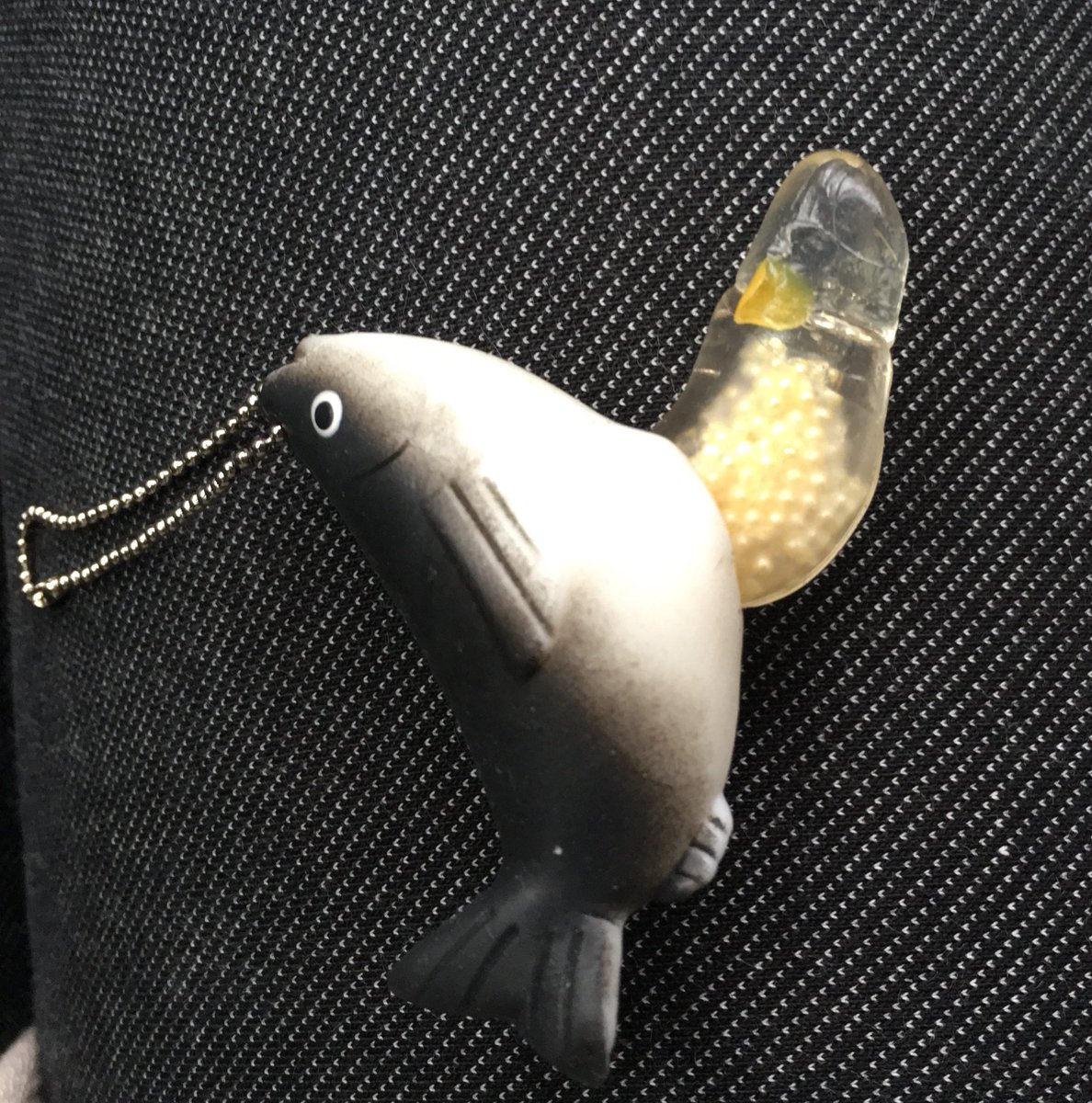 魚の腹を押すと卵が出てくるマスコットからとんでもないものが出てきた 完全にアウト Togetter