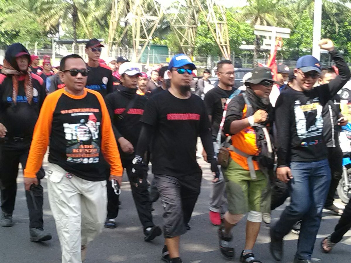 puk_fscm's tweet photo. Aksi kemaren kawan2 @puk_fscm ikut mengawal Ade Kenzo sepanjang kota Bekasi. @FSPMI_KSPI @MPerdjoeangan @gardametal https://t.co/uF2IKaDYww