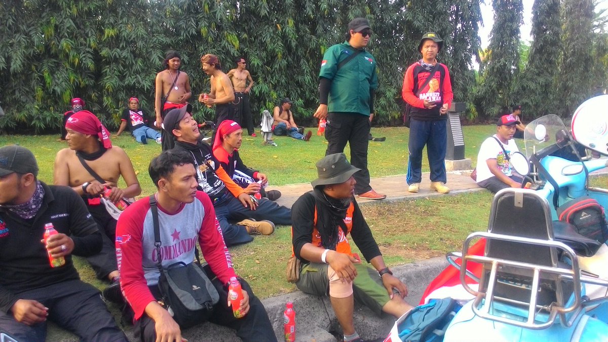 puk_fscm's tweet photo. Aksi kemaren kawan2 @puk_fscm ikut mengawal Ade Kenzo sepanjang kota Bekasi. @FSPMI_KSPI @MPerdjoeangan @gardametal https://t.co/uF2IKaDYww
