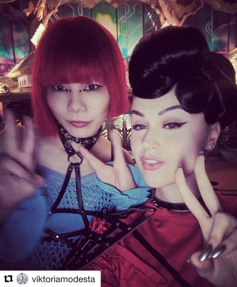 片山 真理 Mari Katayama Shooting For A Magazine In Japan With Viktoria Modesta T Co T505toyvhc Twitter