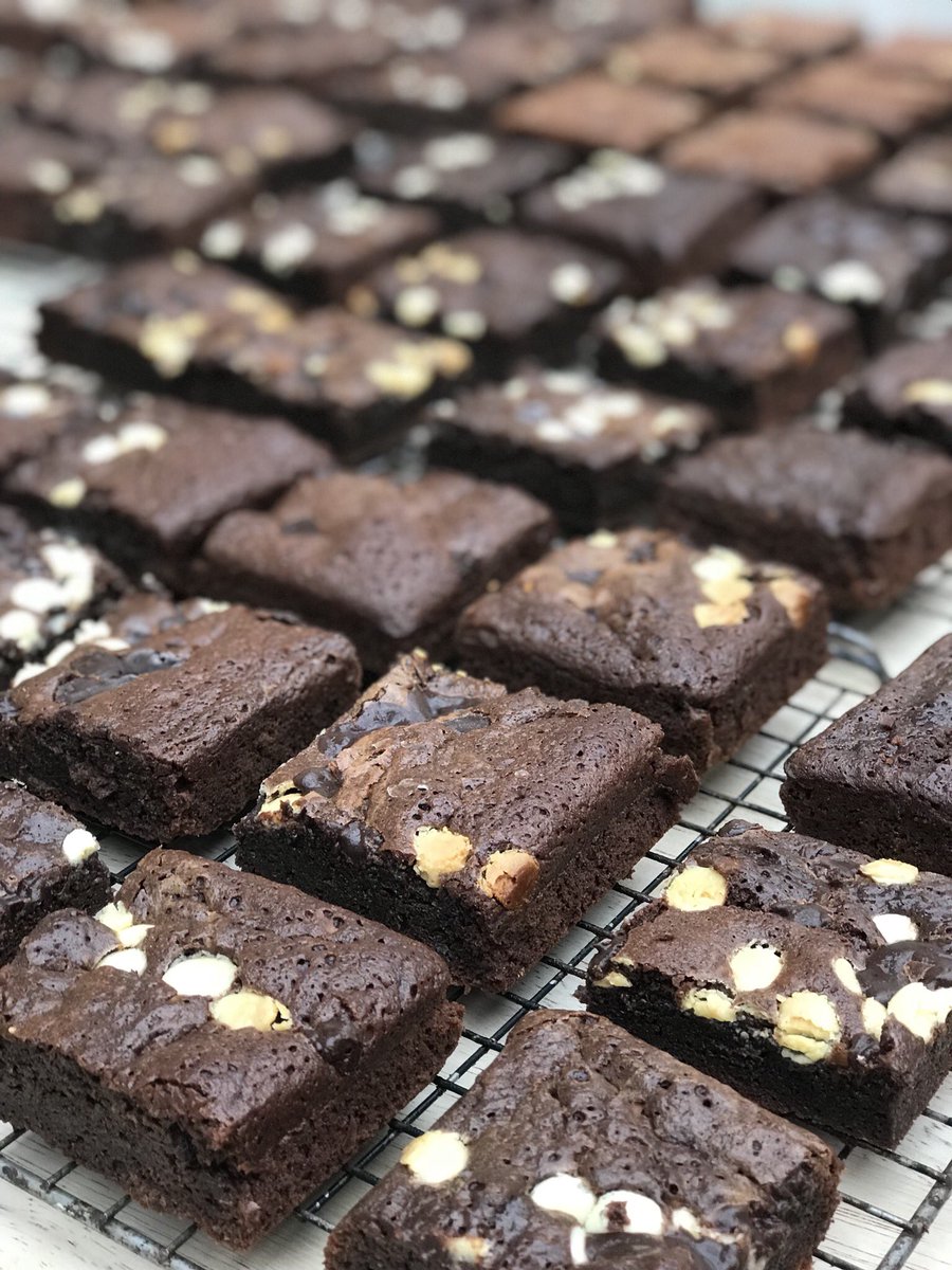 Pinkfluffcakes's tweet image. Brownies all over my kitchen ❤️ ready for wedding favours 😍