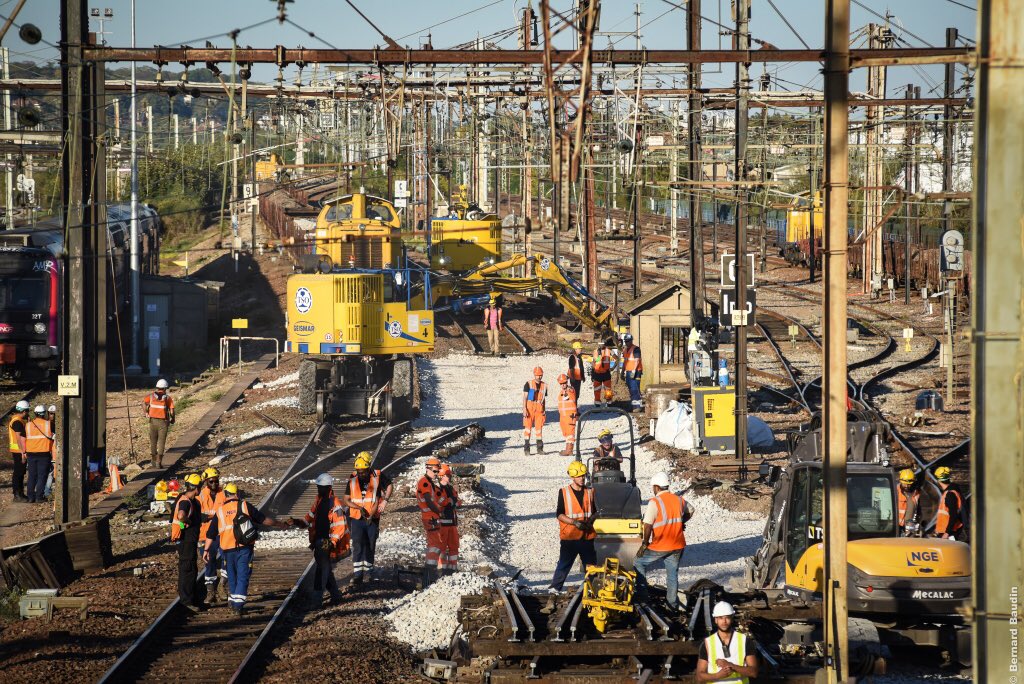 DanielGardeux's tweet photo. Les grands moyens pour remplacer les appareils de Voie  "400" à JUVISY. @RERD_SNCF @RERC_SNCF #iprg (supers photos @berniebaud) @groupe_NGE https://t.co/hhj983lHdq