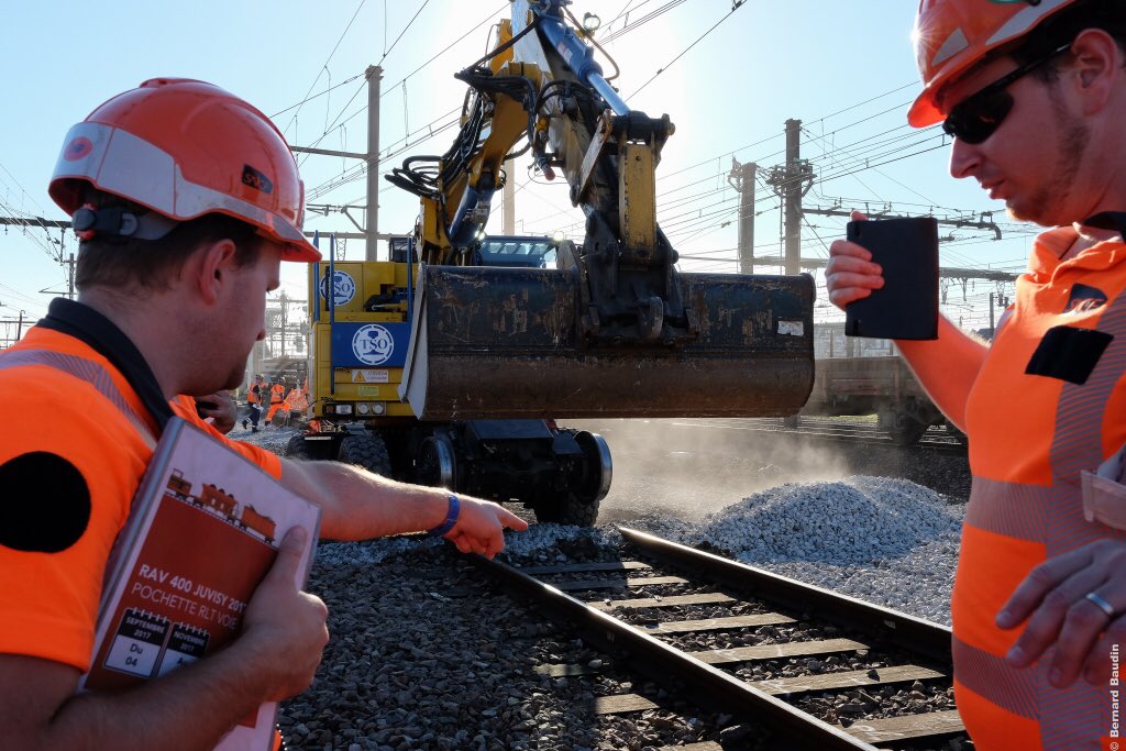 DanielGardeux's tweet photo. Les grands moyens pour remplacer les appareils de Voie  "400" à JUVISY. @RERD_SNCF @RERC_SNCF #iprg (supers photos @berniebaud) @groupe_NGE https://t.co/hhj983lHdq