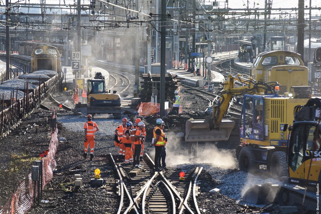 DanielGardeux's tweet photo. Les grands moyens pour remplacer les appareils de Voie  "400" à JUVISY. @RERD_SNCF @RERC_SNCF #iprg (supers photos @berniebaud) @groupe_NGE https://t.co/hhj983lHdq