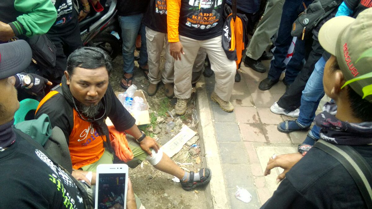 puk_fscm's tweet photo. (3) Aksi kemaren kawan2 @puk_fscm ikut mengawal Ade Kenzo sepanjang kota Bekasi. @FSPMI_KSPI @MPerdjoeangan @gardametal https://t.co/jwTvWEPzFB
