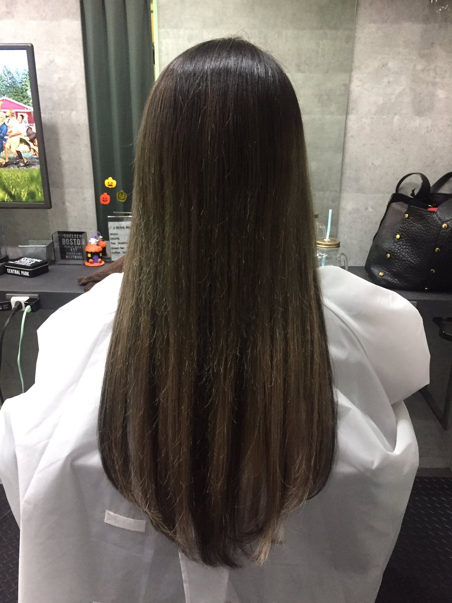 L O Gゆうき みちょぱいつもありがとー 秋カラーとシールエクステにローライトを混ぜてショコラベージュのグラデーションカラー いつもより暗めのカラーだけど大人っぽく あと 学生限定のシールエクステ割引き始めました イメチェン楽しみ