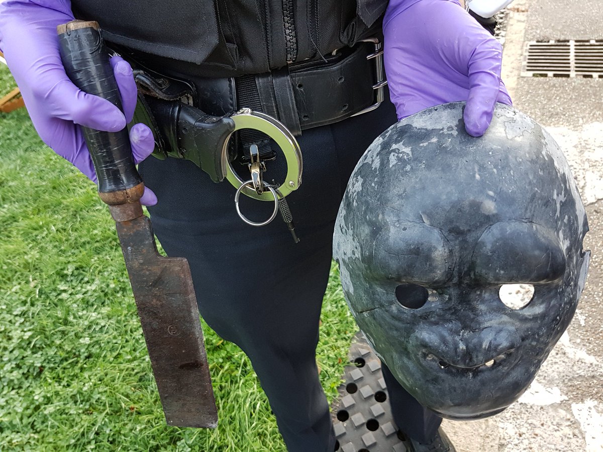 MPSHackney's tweet image. #ResponseE calls to male attacking canalside funiture E9 with a machete male safely detained&amp;amp;arrested for possesion of an offensive weapon.