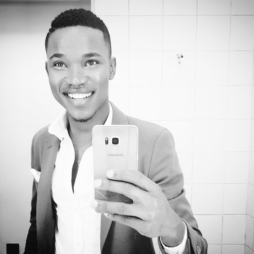 ThamiShobede's tweet photo. A Sunday smile Mazalwane😊😊😆 https://t.co/ODuONx53bw