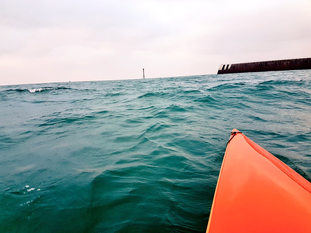 EnyaSatchwell's tweet photo. Why train in the harbour when you can go out and try surf rowing 😂 #funthough #rowing #training #row #coastalrowing https://t.co/areG4Mkczc