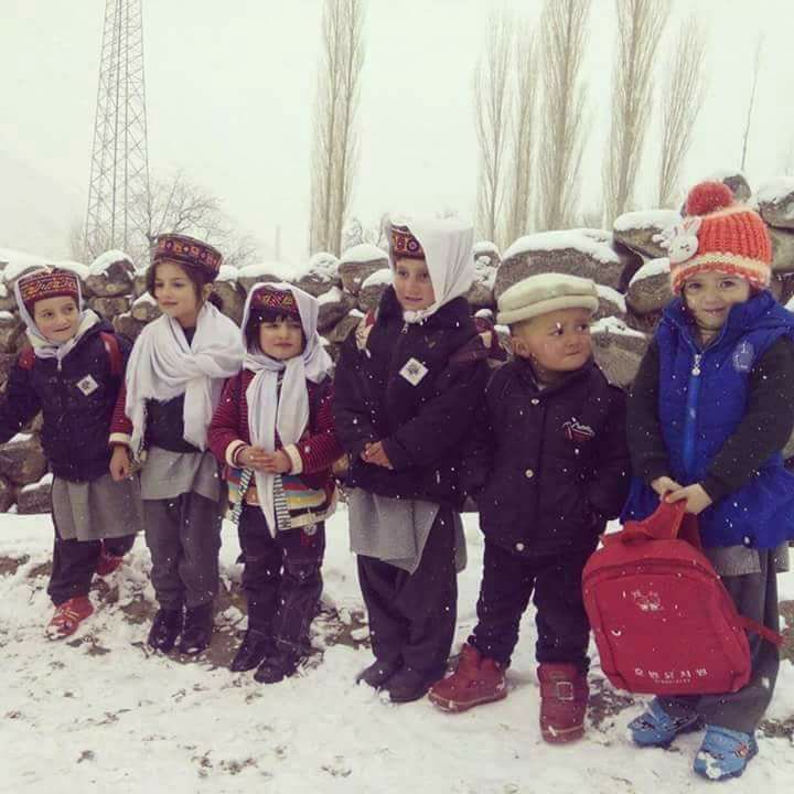 PakistanNature1's tweet photo. Kids going to school in the heavy snow at #Hunza
#PakistanZindabad #BeautifulPakistan #PakistanPicture #LongLivePakistan #SnowSeason #WInter https://t.co/WPZTRLLHtS