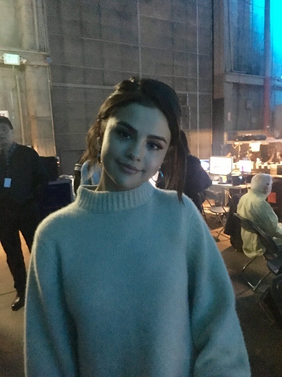 SelenaGomezFR's tweet photo. #PHOTOS Selena au "One Voice: Somos Live! A Concert For Disaster Relief" à Los Angeles hier. #1 https://t.co/3zb5baW7Y0