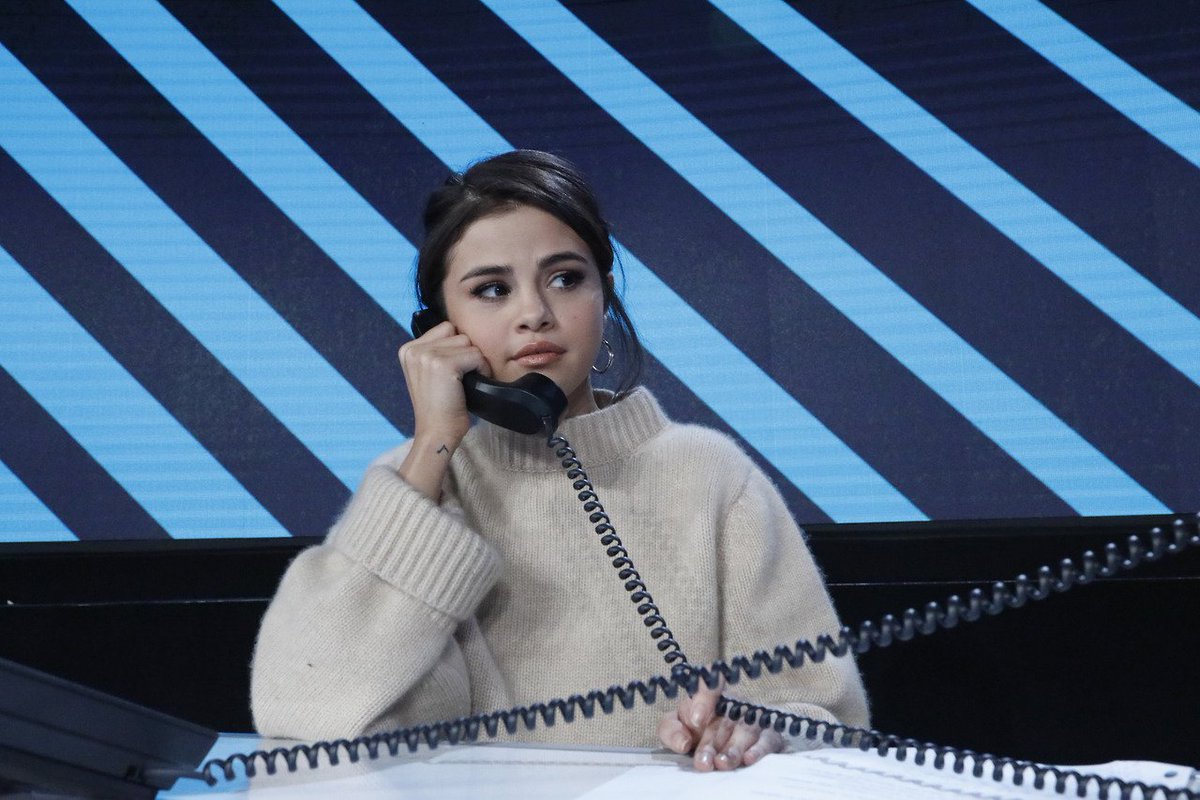 SelenaGomezFR's tweet photo. #PHOTOS Selena au "One Voice: Somos Live! A Concert For Disaster Relief" à Los Angeles hier. #1 https://t.co/3zb5baW7Y0