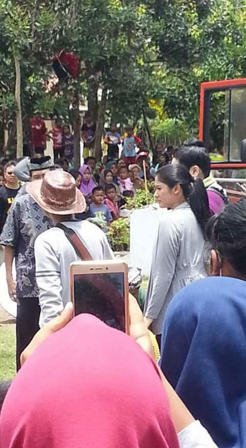 adipalakec's tweet photo. Artis Ibukota Naysila Mirdad saat lakukan Shoting Film "KASINEM is COMING" dilingkungan RT 4/5 RW 2 Desa Adireja Kulon Kec.Adipala-Cilacap. https://t.co/HgCbqYrDgX
