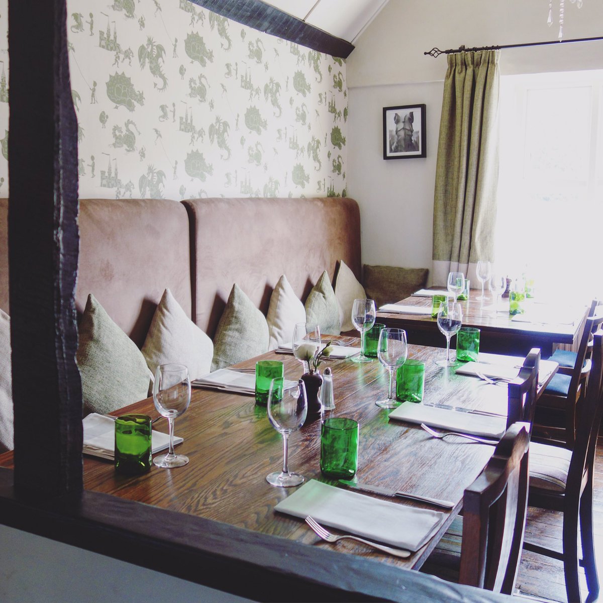 GeorgeChipstead's tweet photo. Blue skies, Perfect day to head to the pub for Sunday lunch! Inside or out we have the perfect table for you! Book fast only a few left https://t.co/DHzlI1jssm