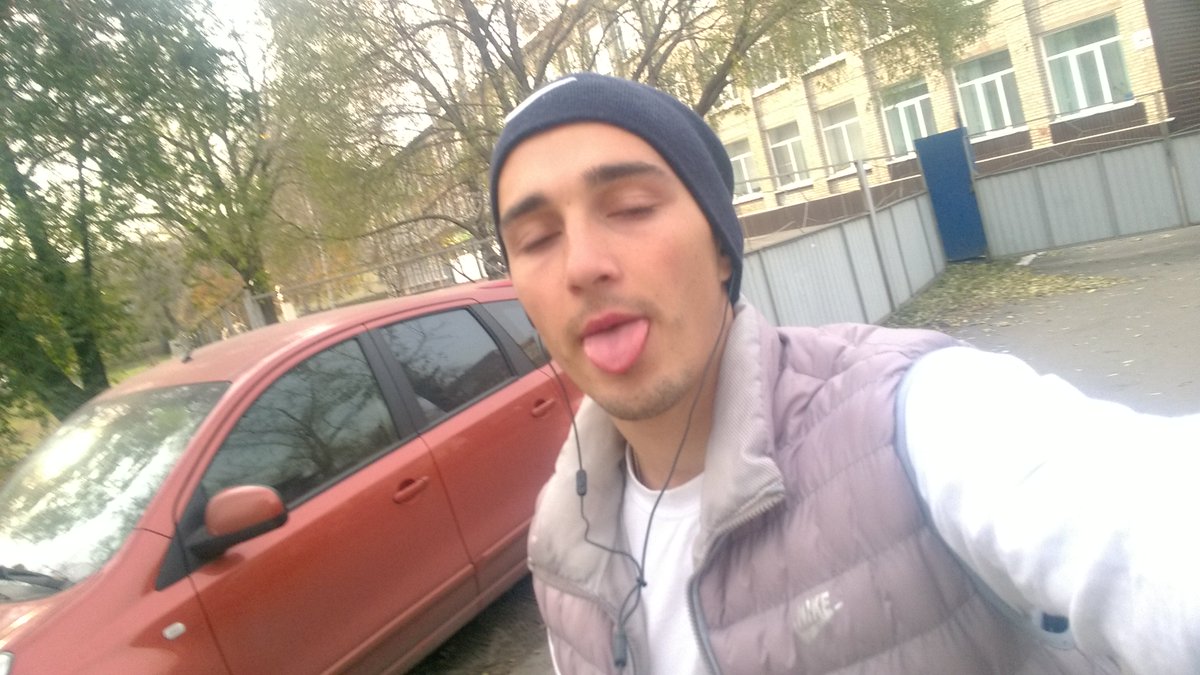 yamacasey's tweet photo. Осень-время грустных перемен и бегунов на стадионе https://t.co/P4MNxnGY4g