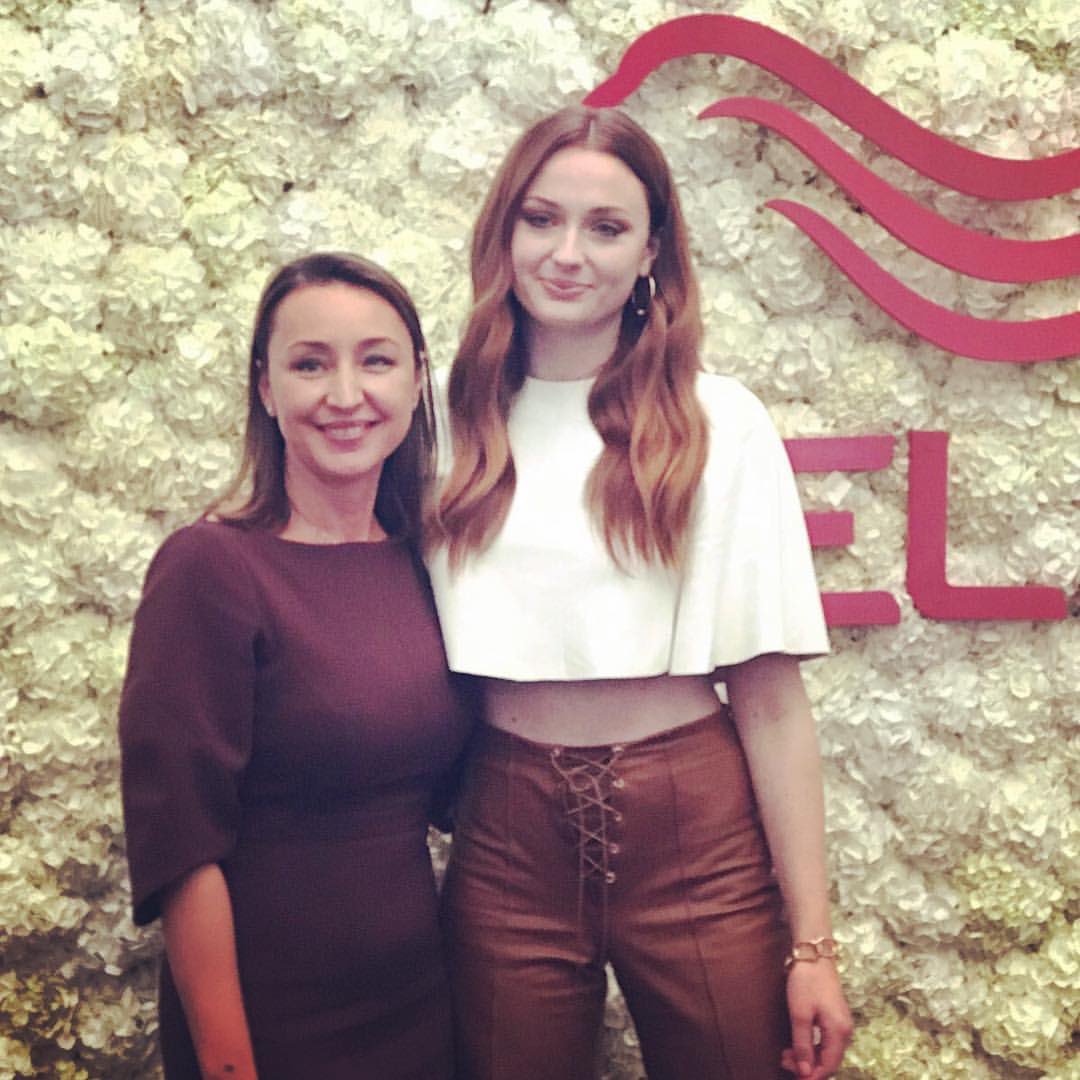 SophieTurnerFR's tweet photo. Sophie et des fans au International TrendVision Award à Londres hier (14/10/2017).
#Trendvision2017 #InsideWellatrends18 https://t.co/9biZ59Yknh