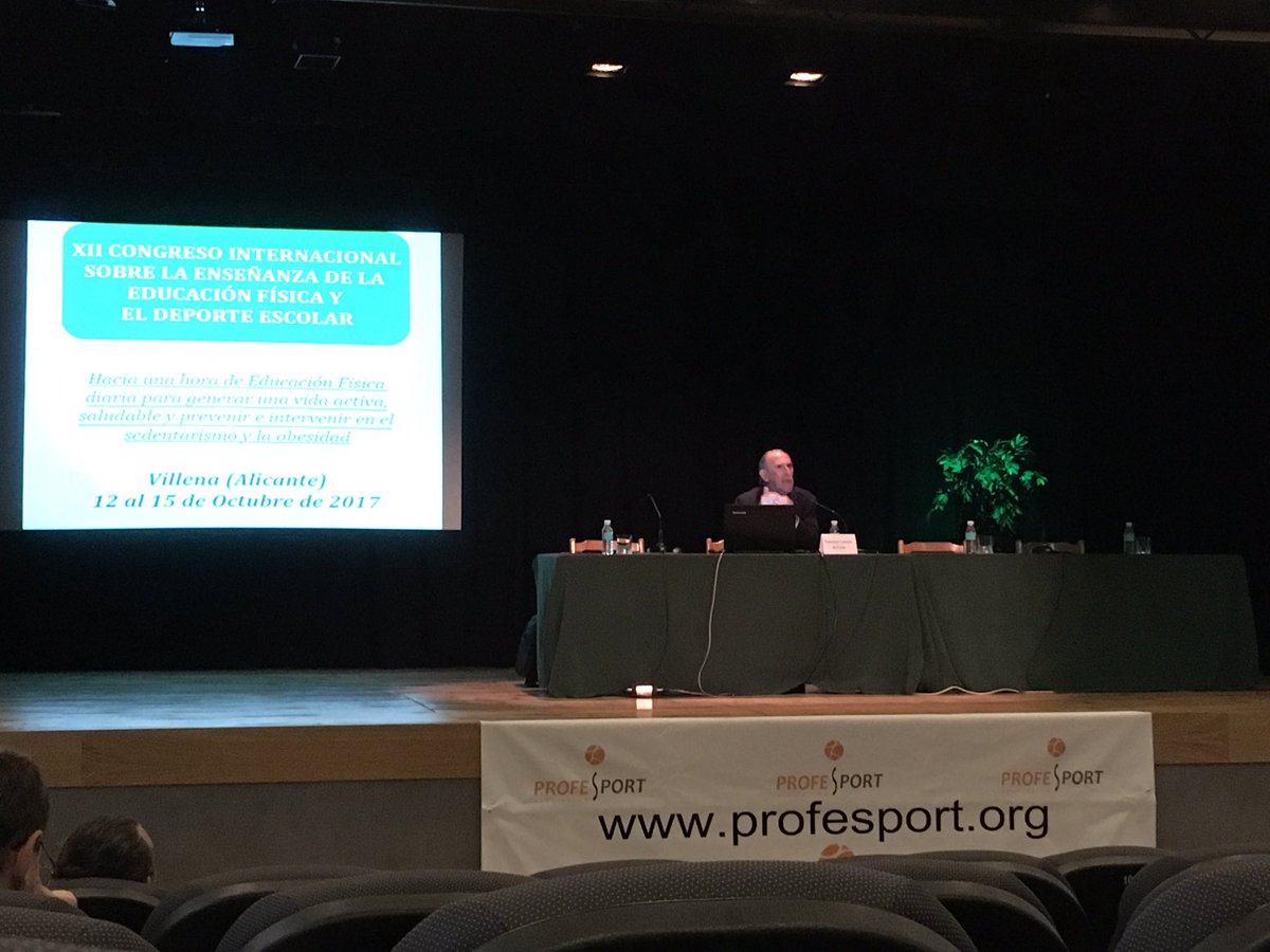 Jav_Fra_Gar's tweet photo. Ponencia Carreiro da Costa "50 años con los mismos interrogantes y retos #edufis pero con planteamientos diferentes" @_Profesport_ #FEADEF https://t.co/aZcoqAVDCw