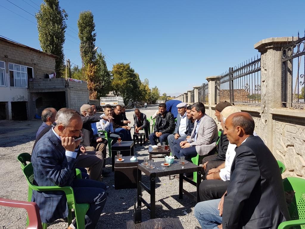 Feyat_ASYA's tweet photo. Altyapı çalışmalarının ardından geçici asfalt kaplama çalışmaları devam eden Yeşilyurt Mahalle sakinleri ile hasbihal ettik. https://t.co/HFy5SSuiTy