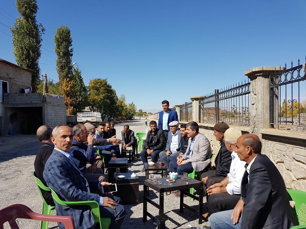 Feyat_ASYA's tweet photo. Altyapı çalışmalarının ardından geçici asfalt kaplama çalışmaları devam eden Yeşilyurt Mahalle sakinleri ile hasbihal ettik. https://t.co/HFy5SSuiTy