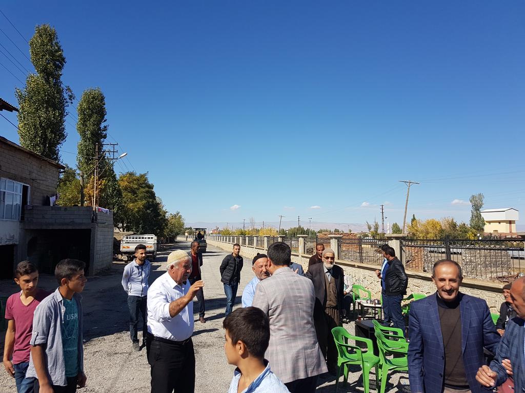 Feyat_ASYA's tweet photo. Altyapı çalışmalarının ardından geçici asfalt kaplama çalışmaları devam eden Yeşilyurt Mahalle sakinleri ile hasbihal ettik. https://t.co/HFy5SSuiTy