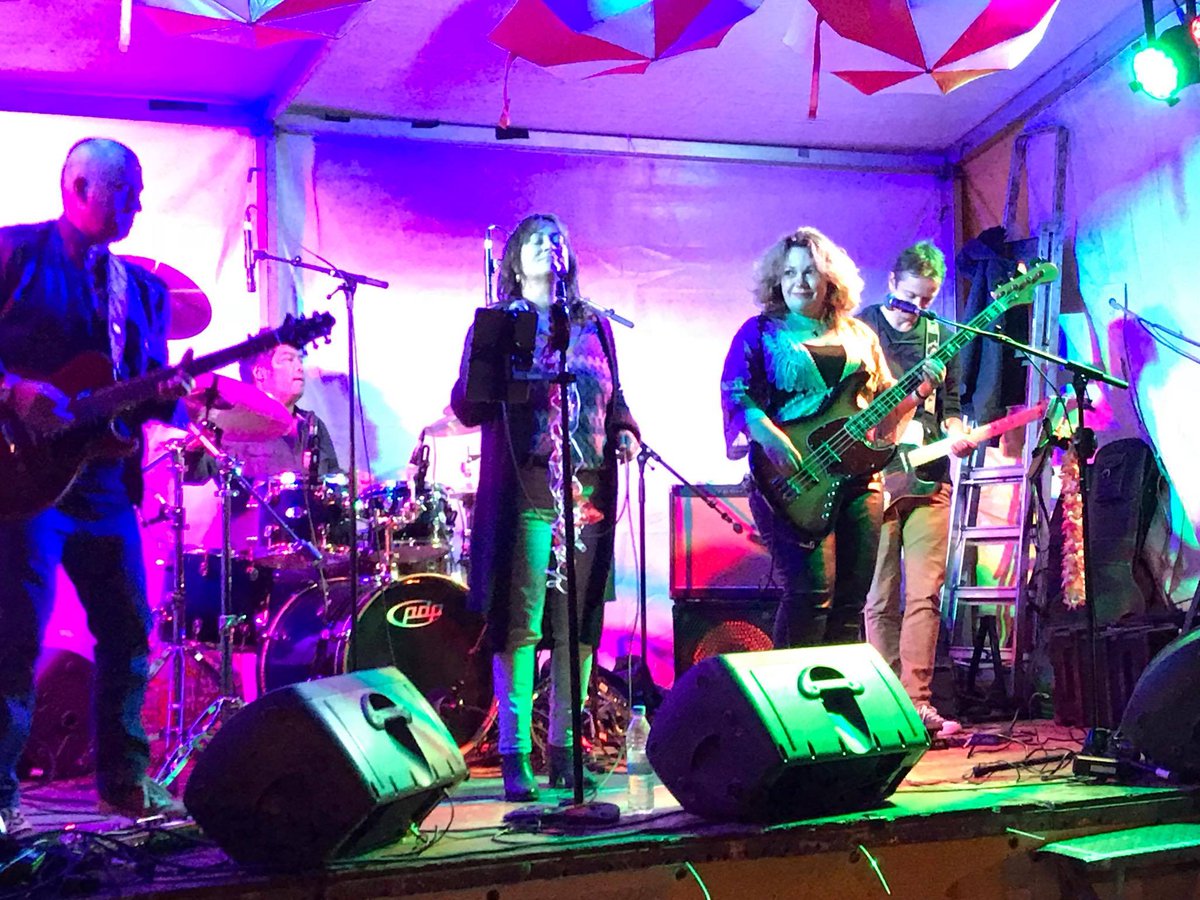 WOWDAband's tweet photo. Optreden Leids Ontzet (3 oktober). Podium aan de overkant van de straat. De weg was niet afgezet, maar het publiek danste gewoon op straat 🕺 https://t.co/11DddX0osx