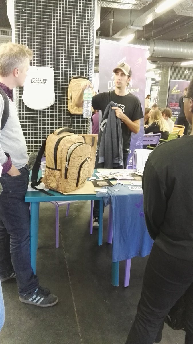 StartupForKids's tweet photo. La #startup #gorfoo présente ses produits aux jeunes ! Des vêtements faits à partir de matières recyclées ! #DCA2017 https://t.co/kSCuRdPb5X