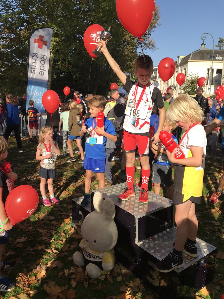 maliebaanloop's tweet photo. We zijn los! Dik applaus 👏🏻👏🏻👏🏻 voor deze toppers 💪🏻 #mbl17 #maliebaanloop#avphoenix #jeugdloop https://t.co/ybddofL7rT