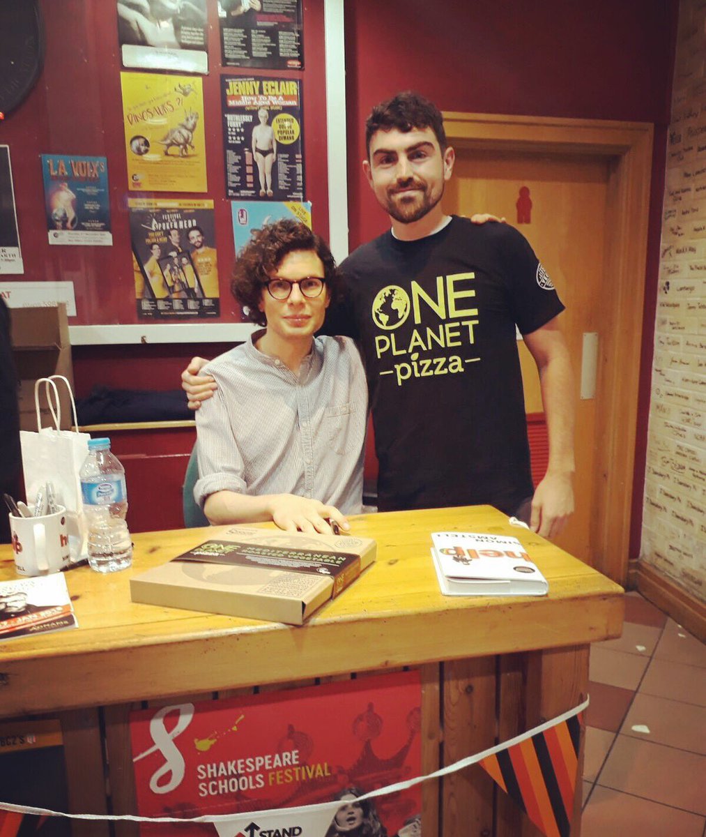 OnePlanetPizza's tweet photo. Joe👨🍳was lucky enough to meet the hilarious @SimonAmstell 🎥 He’s the genius behind Carnage🌿which has changed the face of veganism🐷We love you💘Let’s hope he enjoys his first One Planet Pizza🍕🤞
#eatacracker #haveacracker #vegan #govegan #plantbased #plantpower https://t.co/1r0cKgRxd1